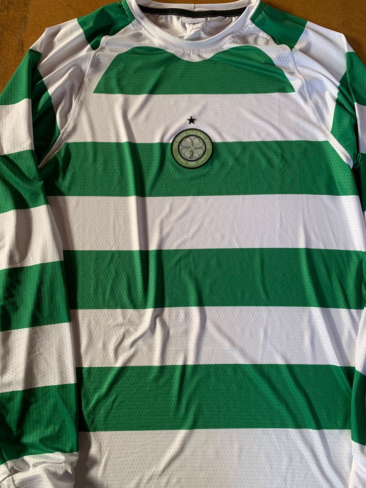 Vista frontal de camiseta Celtic FC verde y blanca con escudo