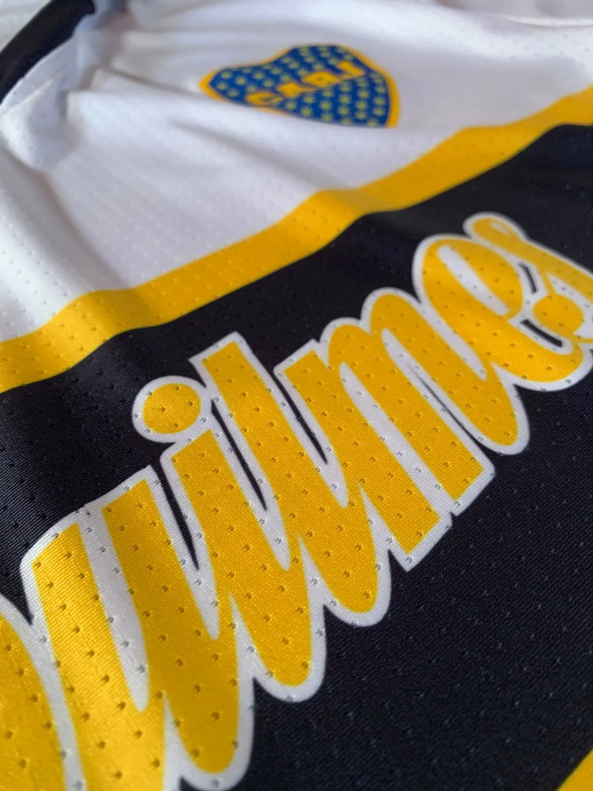 Camiseta alternativa retro Boca Juniors 1997 detalle escudo y sponsor Quilmes Kingz