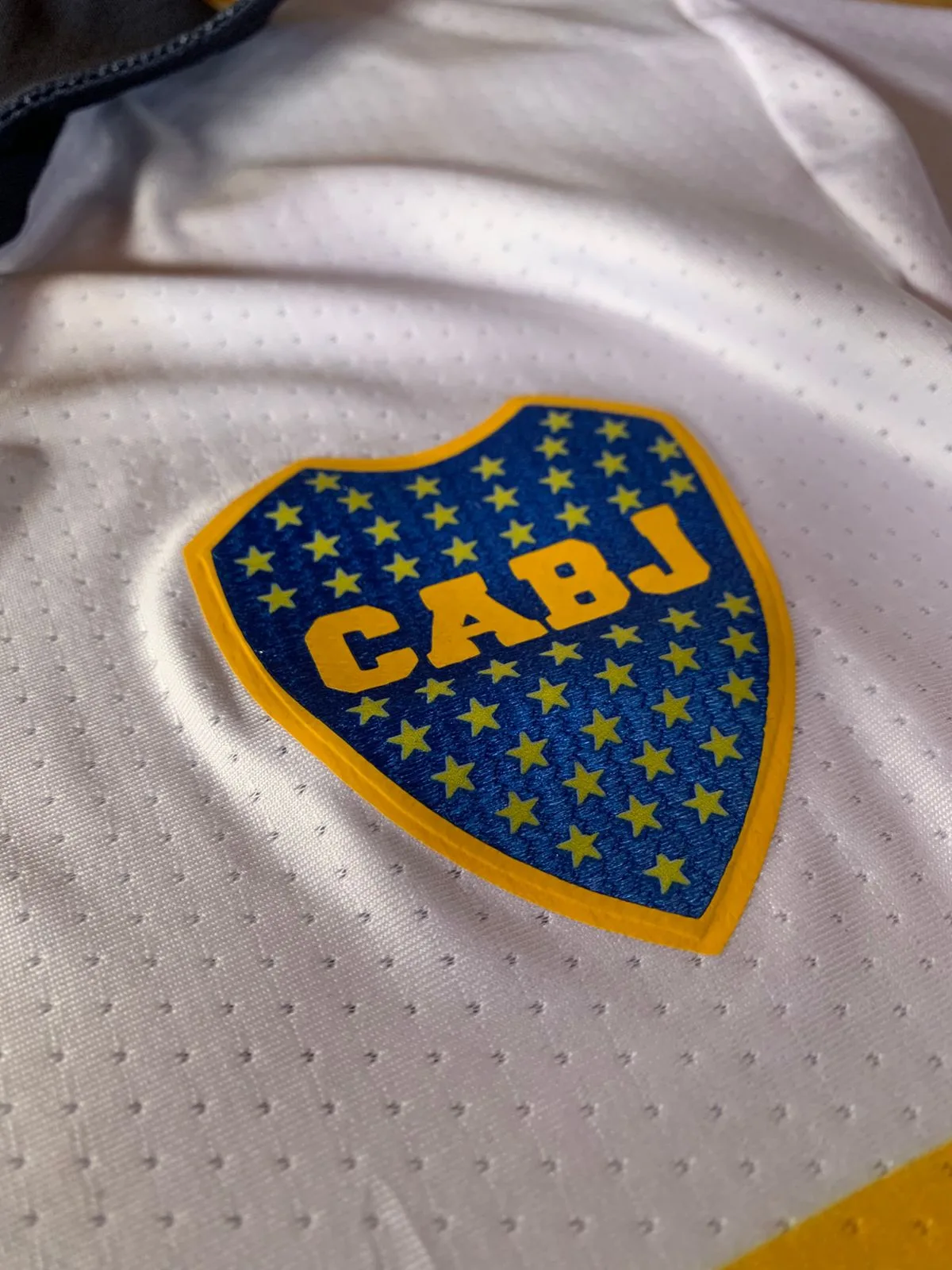 Camiseta alternativa retro Boca Juniors 1997 detalle escudo CABJ Kingz