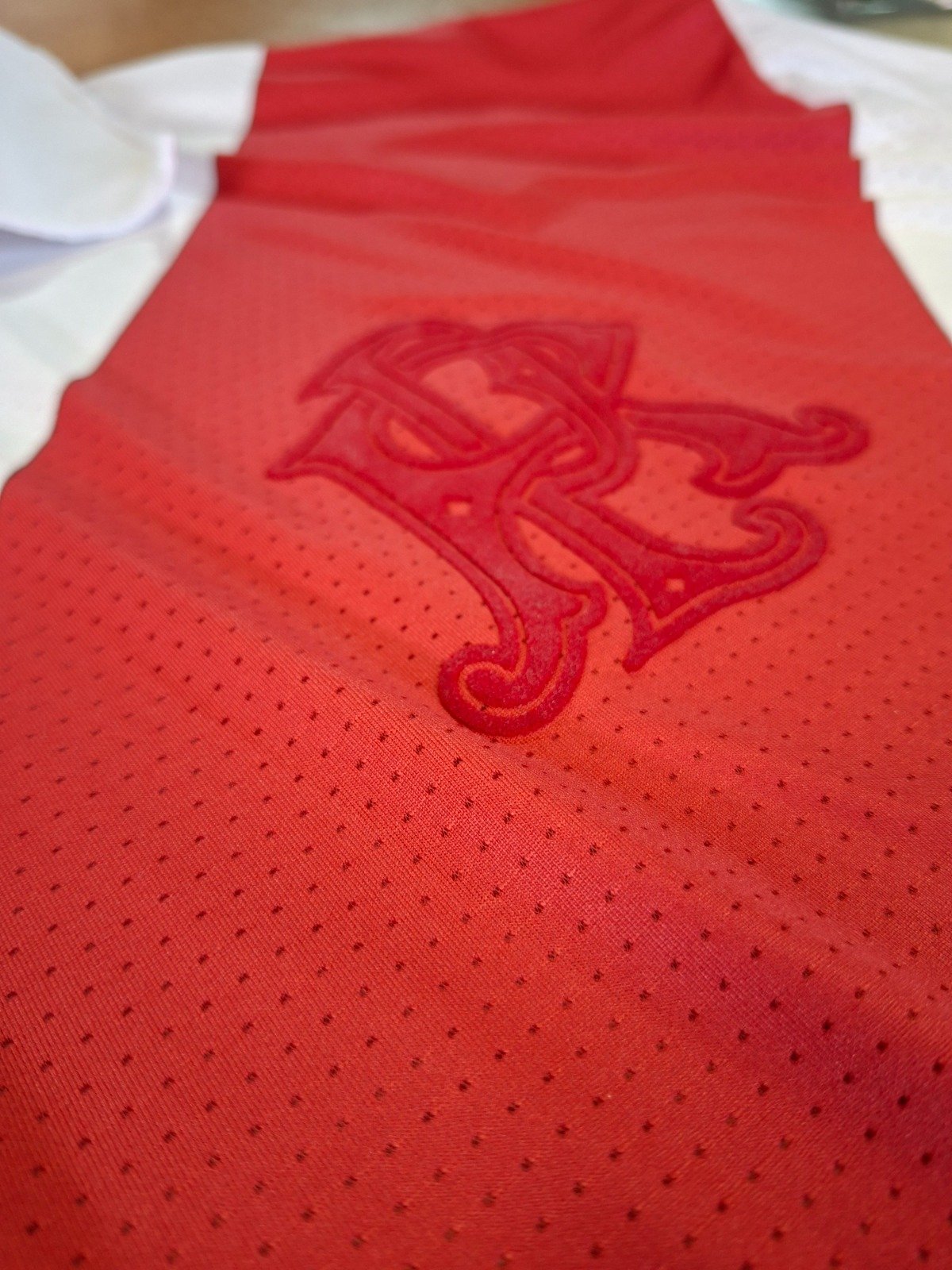 Detalle emblema camiseta chomba River Plate 125 aniversario