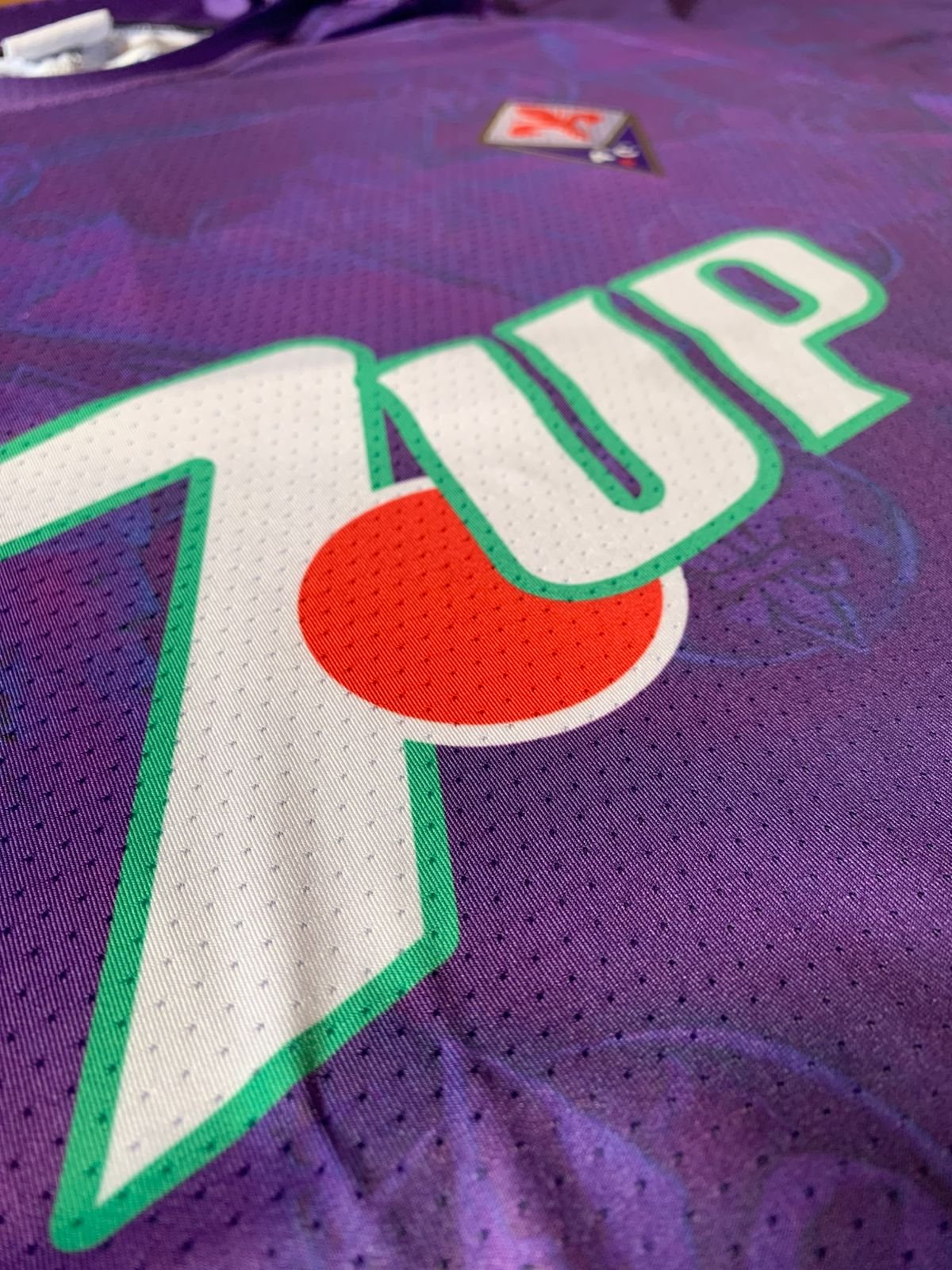 Detalle del sponsor 7UP en camiseta Fiorentina 1993-94 violeta