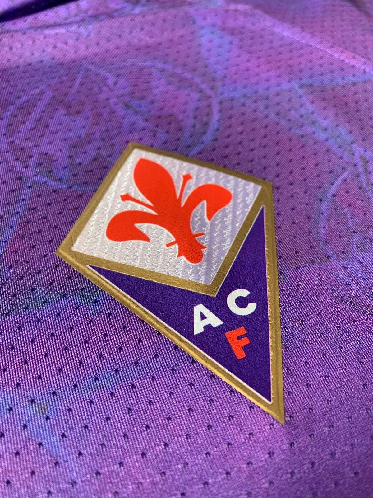 Detalle del escudo Fiorentina en camiseta 1993-94 violeta