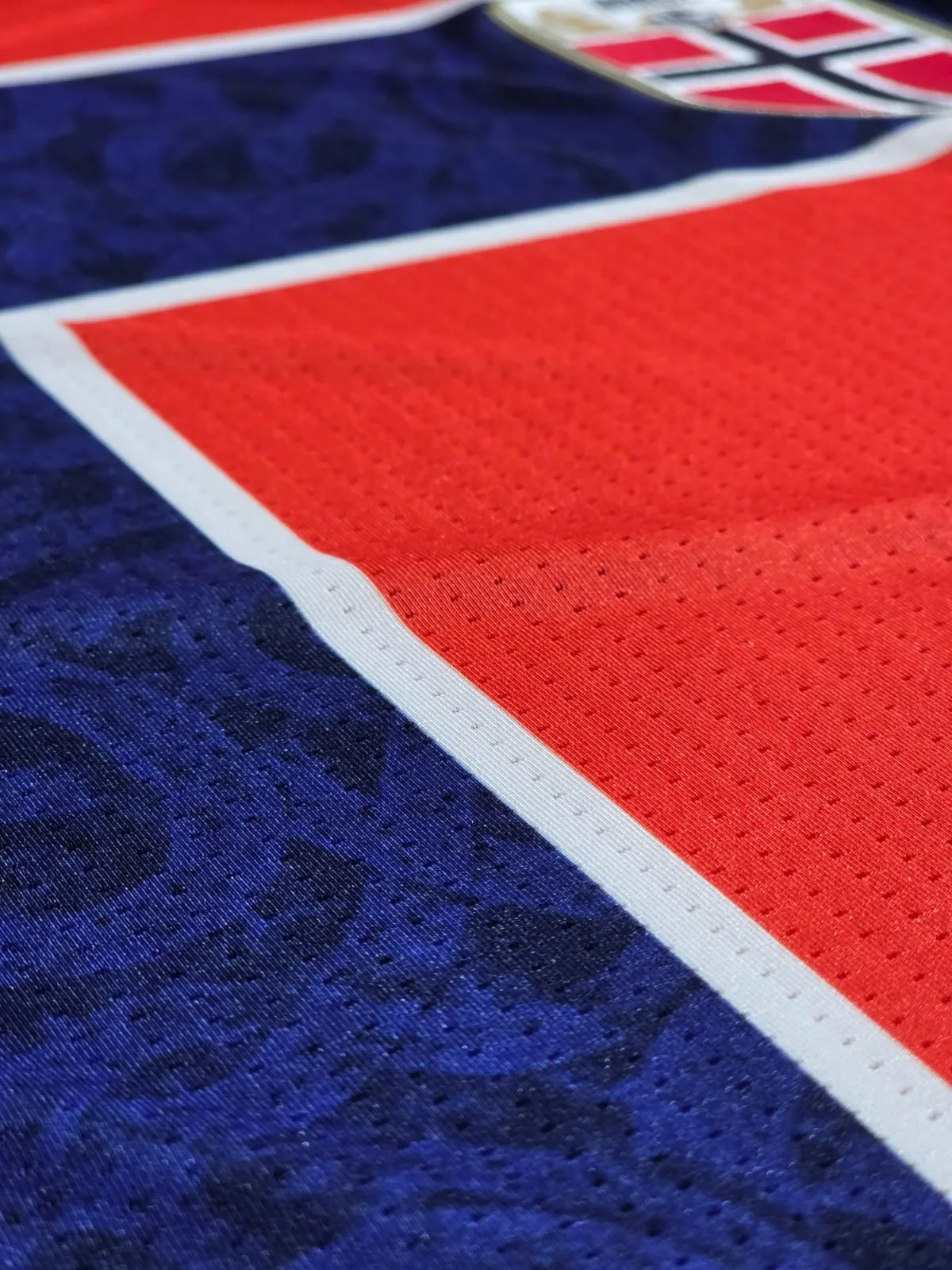 Camiseta Titular Noruega 2026 - detalle tela roja, blanca y azul