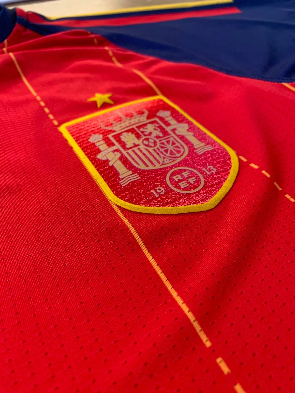 Camiseta Titular España 2026 - detalle escudo