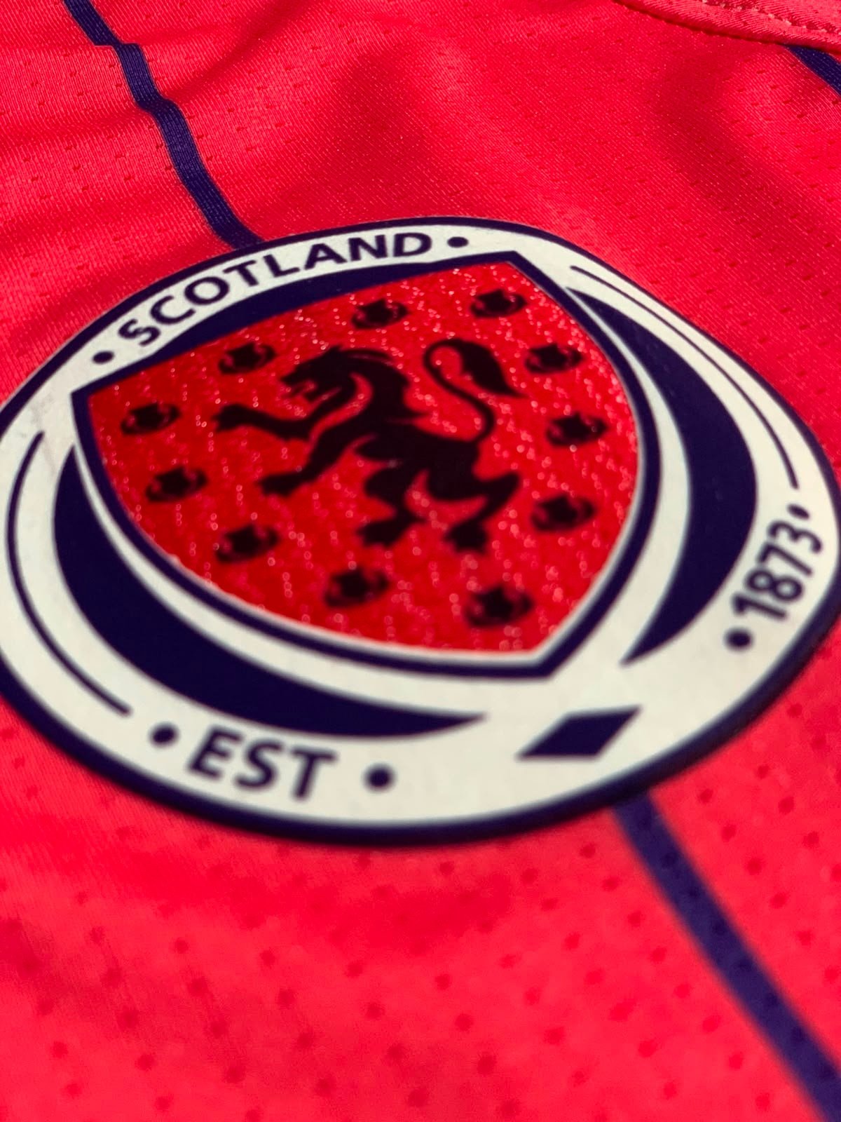Camiseta Alternativa Escocia 2026 - detalle escudo