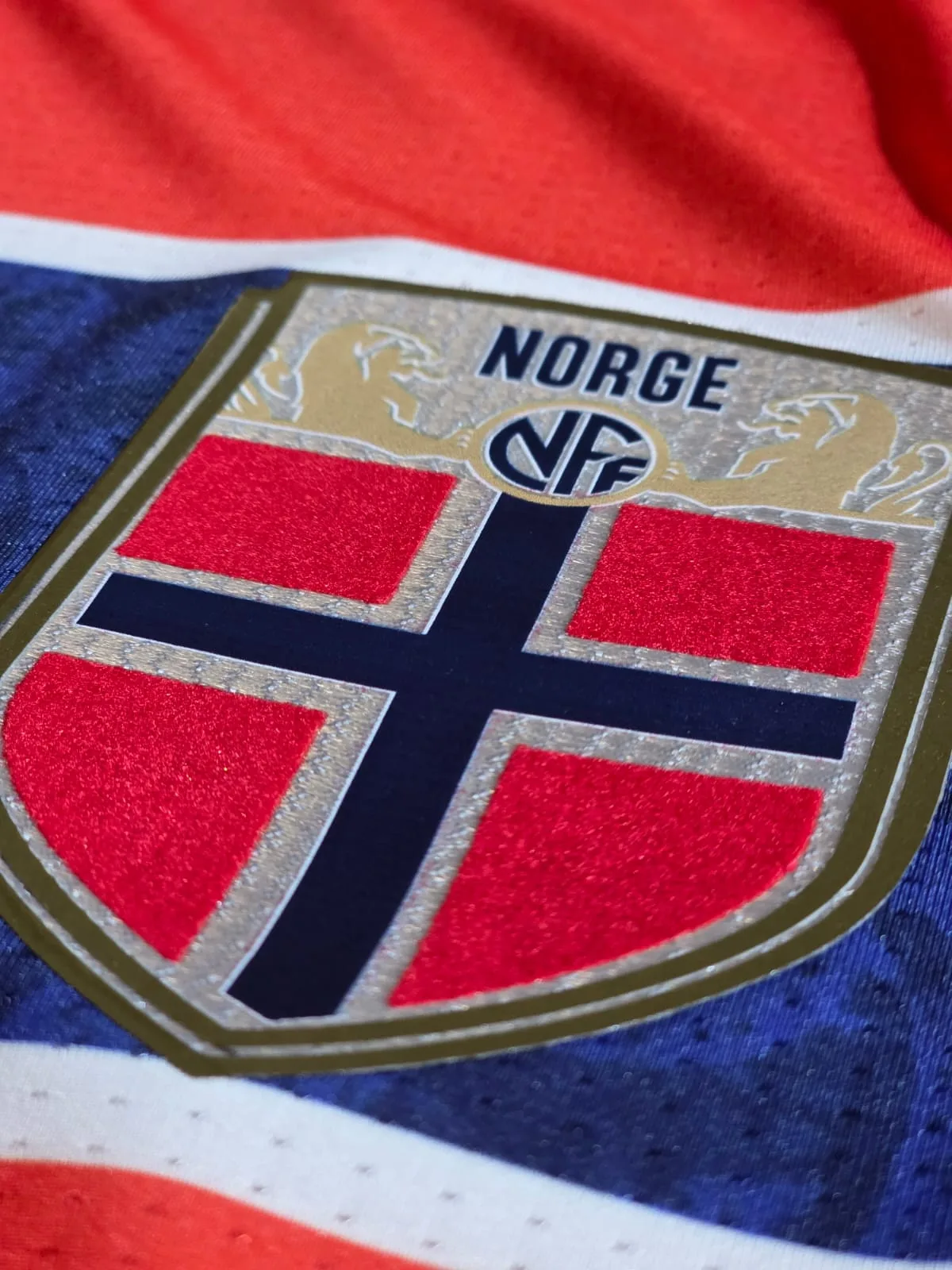 Camiseta Titular Noruega 2026 - detalle escudo NFF