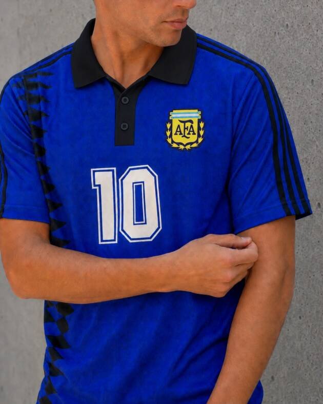 Camiseta chomba Selección Argentina Maradona 1994 cuello negro con dos botones