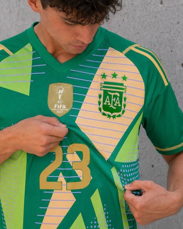 Detalle camiseta de arquero Argentina Dibu Martínez 2024 verde