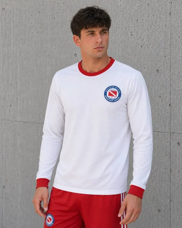 Detalle camiseta alternativa Argentinos Juniors 1980 blanca con escudo
