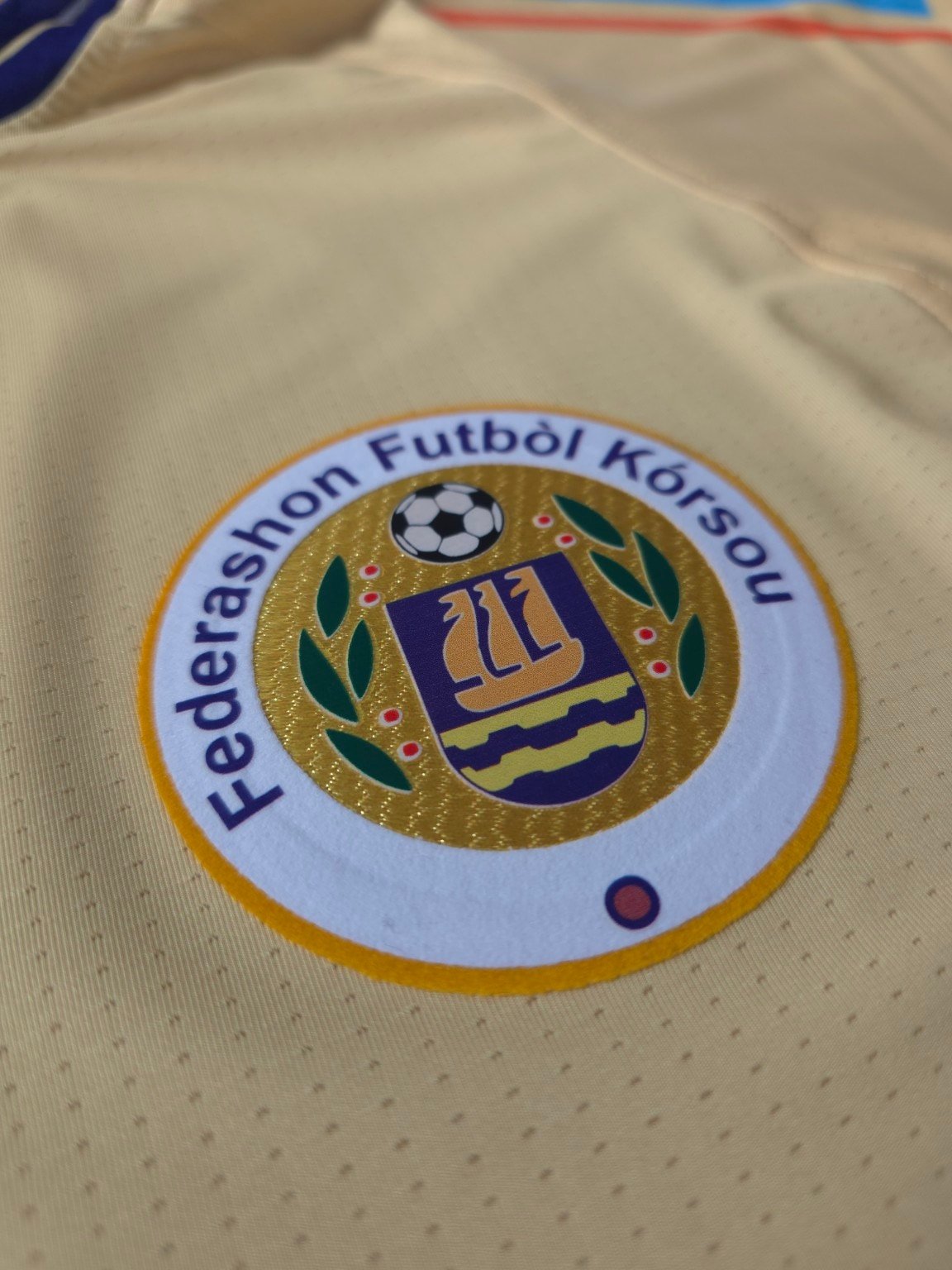 Camiseta alternativa Curazao 2026 foto real del escudo