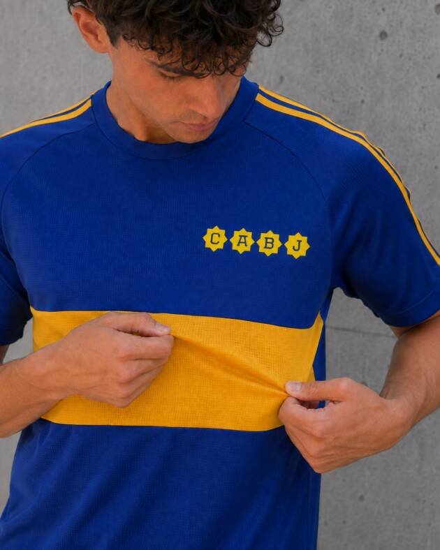 Camiseta Boca Juniors 1981 detalle emblema CABJ cuatro estrellas