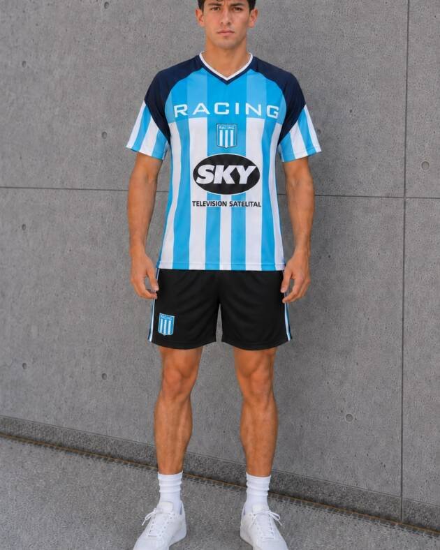 Camiseta Racing Club 2001 frente con escudo RACING