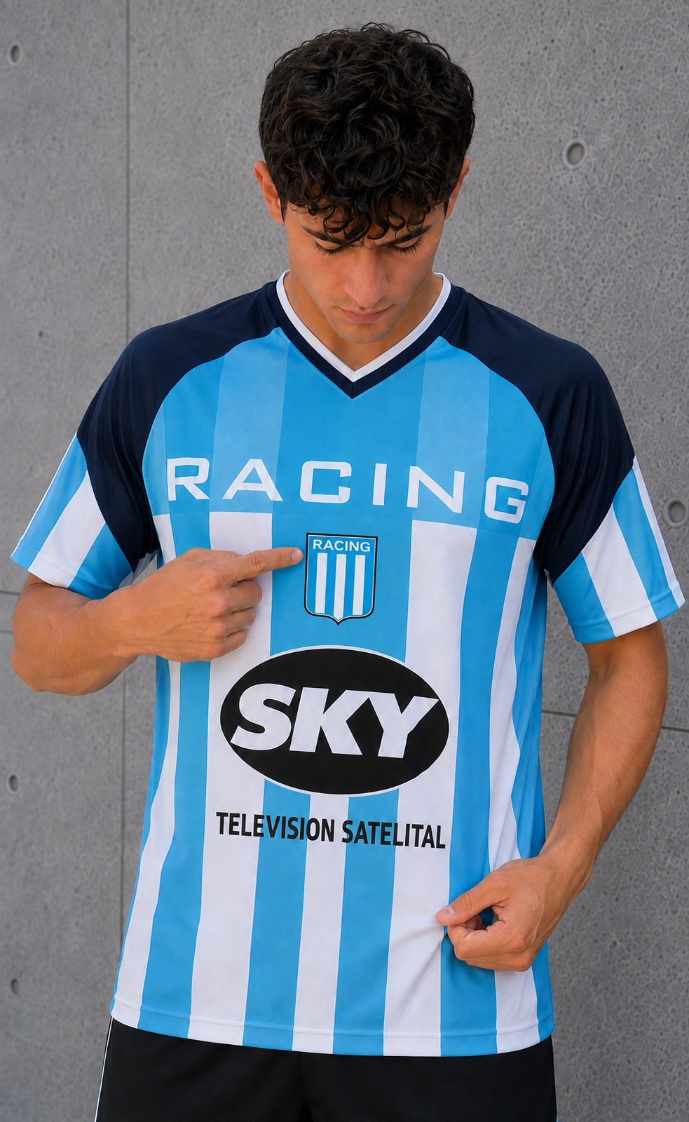 Camiseta Racing Club 2001 detalle con escudo RACING