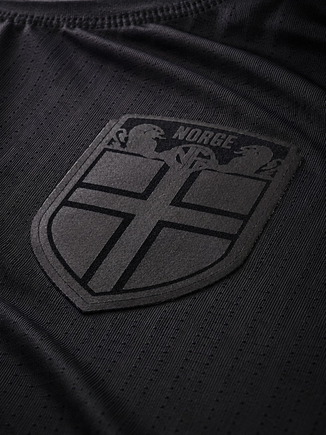Camiseta Alternativa Noruega 2026 foto real detalle escudo