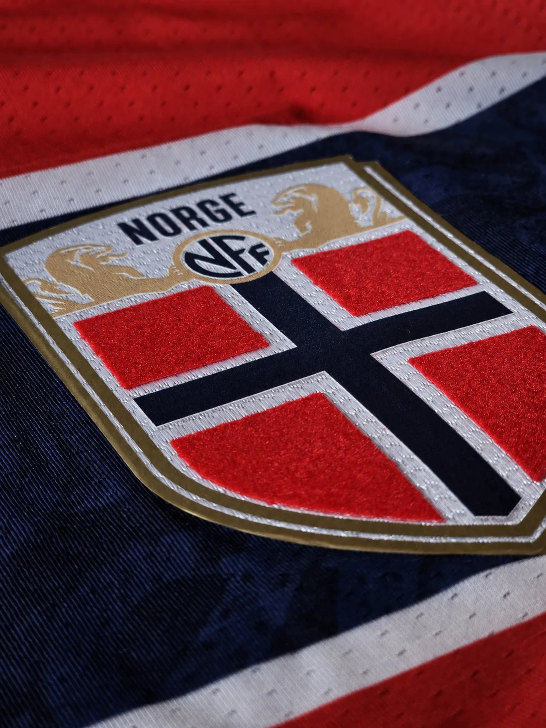 Camiseta Titular Noruega 2026 detalle real del escudo NFF
