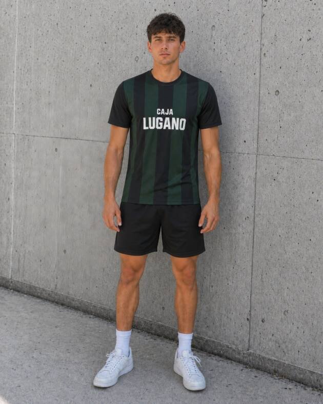 Camiseta Nueva Chicago 1981 con modelo