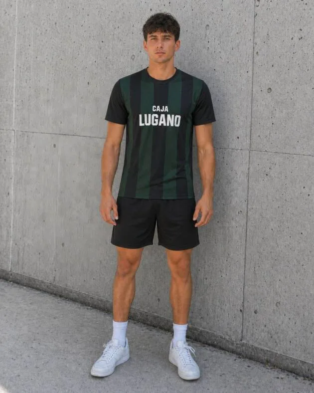Camiseta Nueva Chicago 1981 con modelo