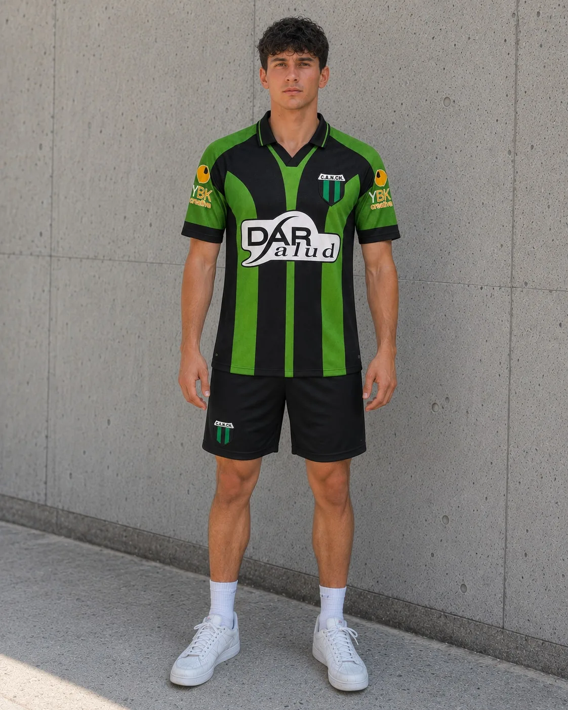 Camiseta Nueva Chicago 2000-01 con modelo