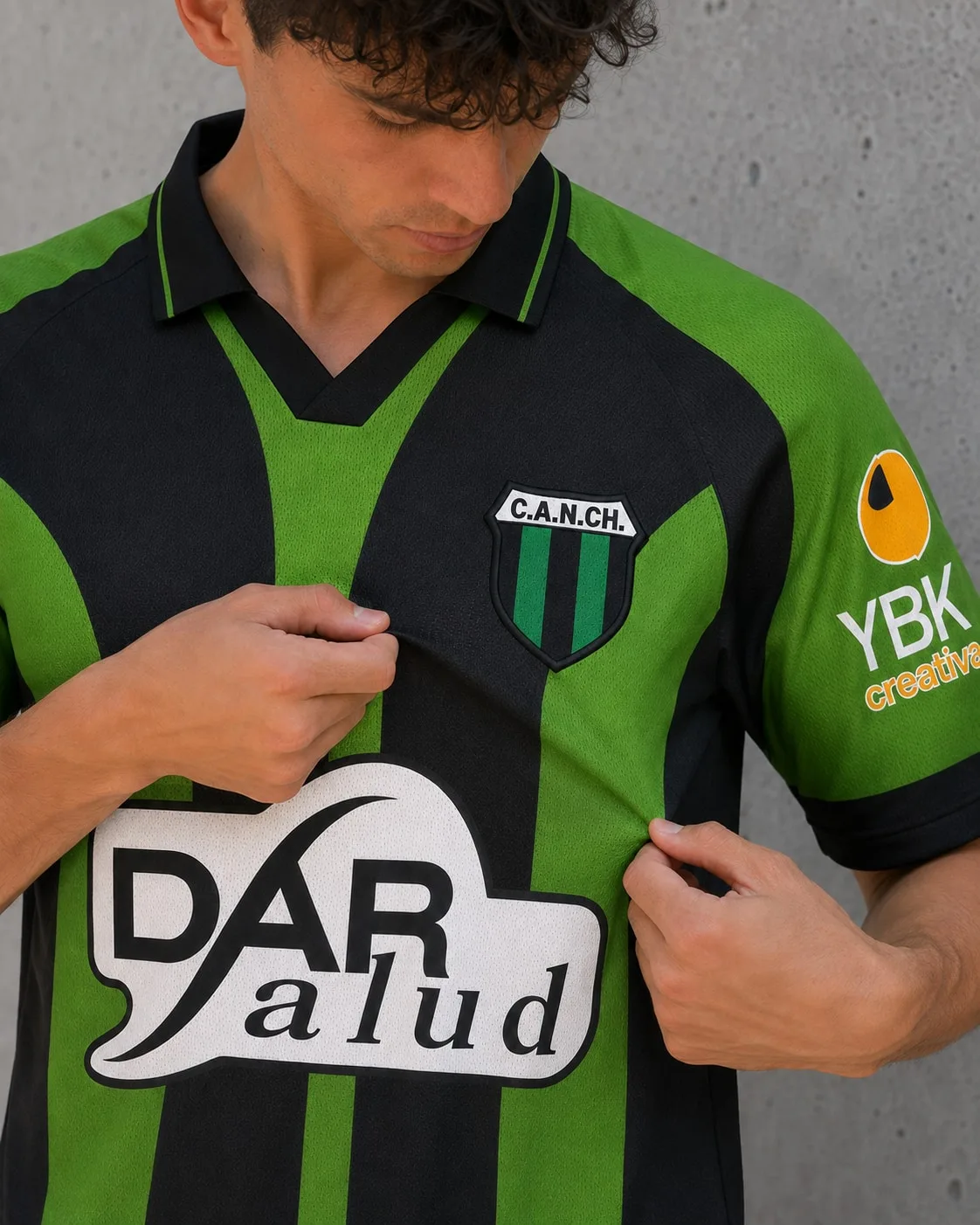 Camiseta Nueva Chicago 2000-01 con modelo