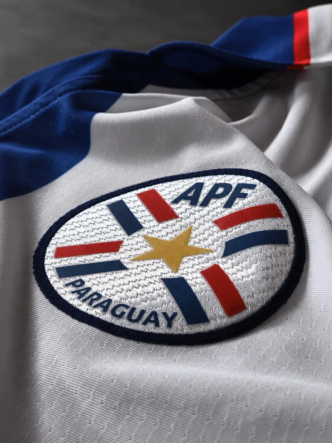 Camiseta Tercera Selección de Paraguay 1998 foto real detalle escudo APF