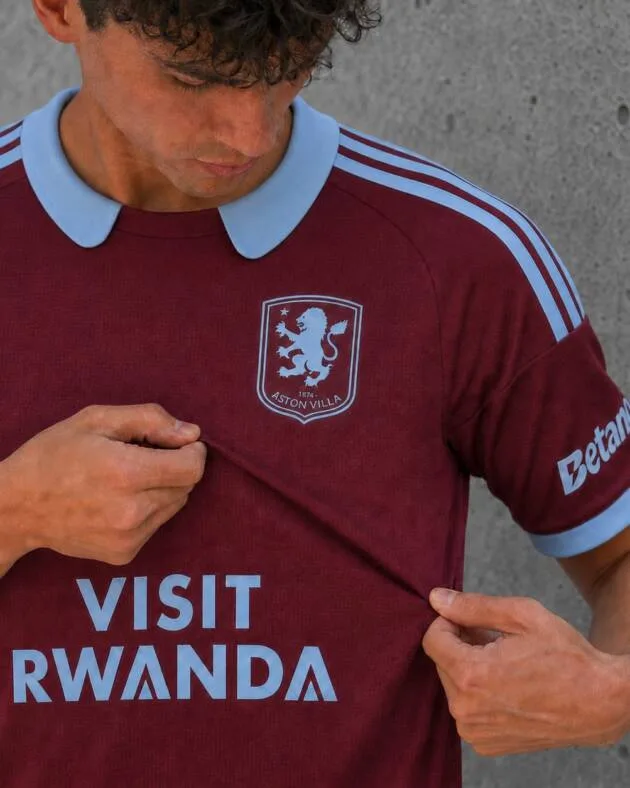 Camiseta Titular Aston Villa 2026-27 detalle con solapa celeste