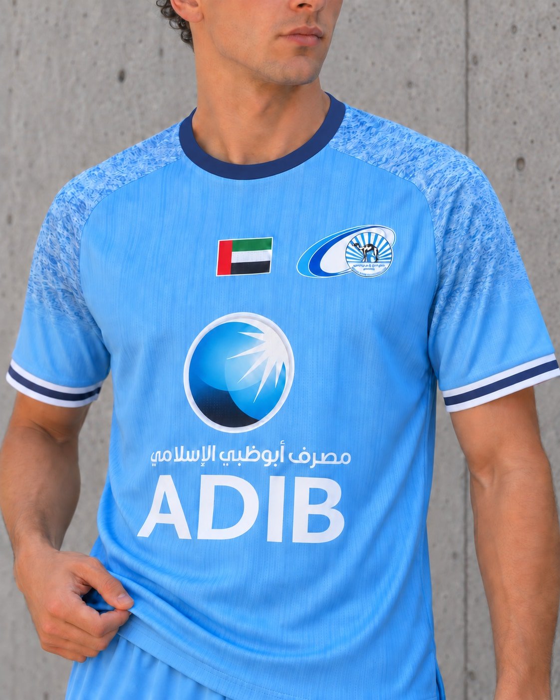 Detalle cercano camiseta Baniyas 2026-27 cuello azul marino