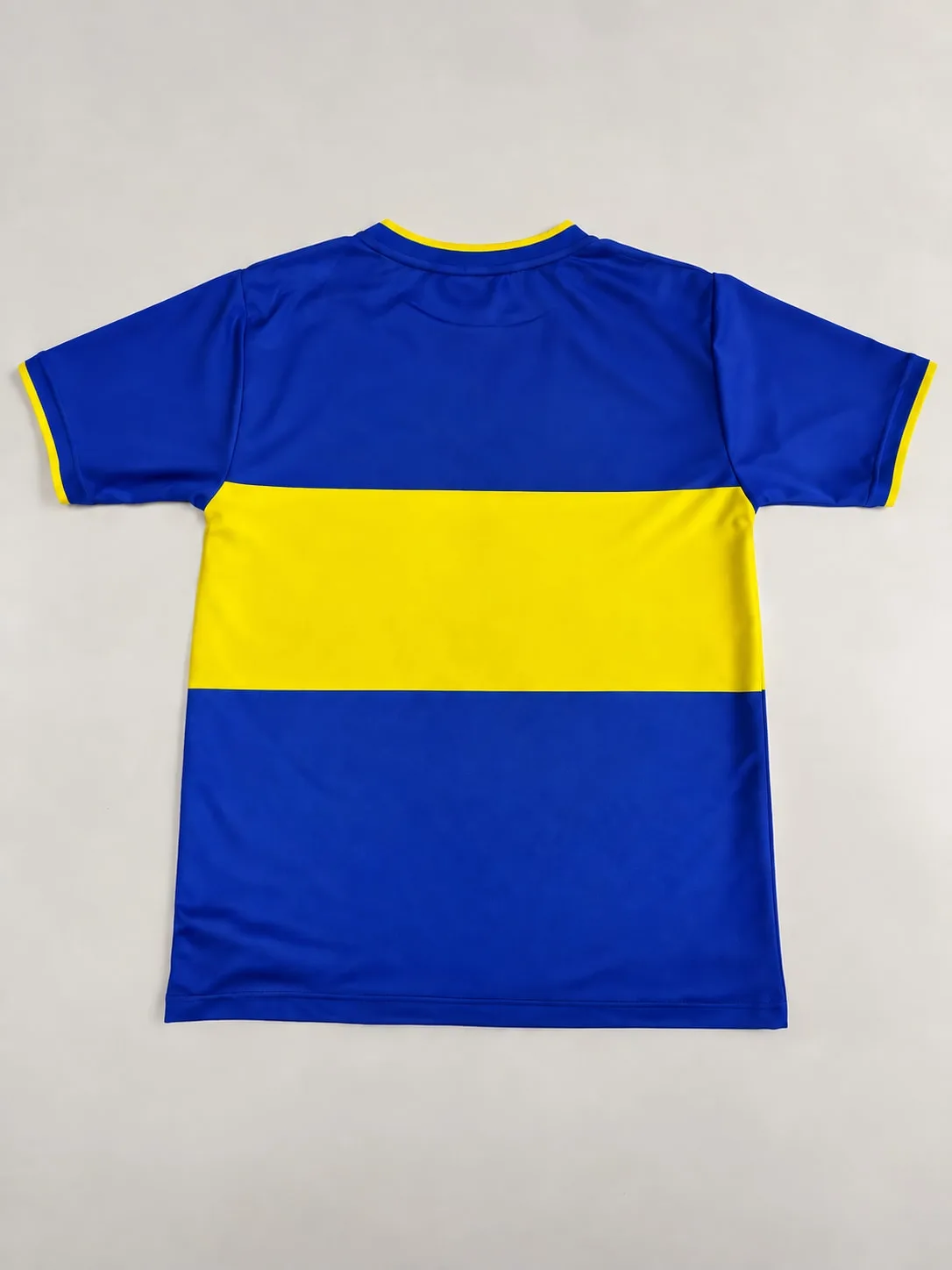 Boca Juniors 2000-01, foto real adaptada con ribetes amarillos y dorso sin personalización