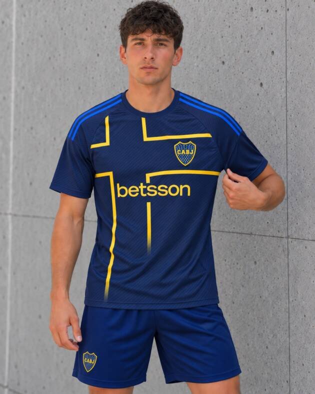 Camiseta Boca tercera azul 2024 raglán curvo detalle en modelo