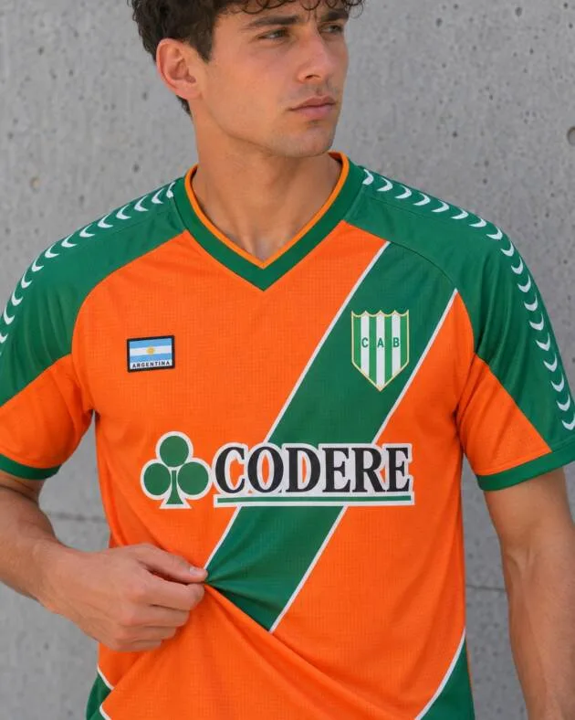 Camiseta alternativa Banfield 2006-07 — detalle de cuello en V, escudo y tela
